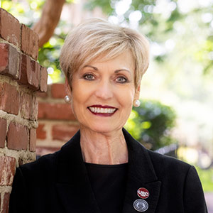 Head and shoulders photo of Susan Elkins on the USC Horseshoe